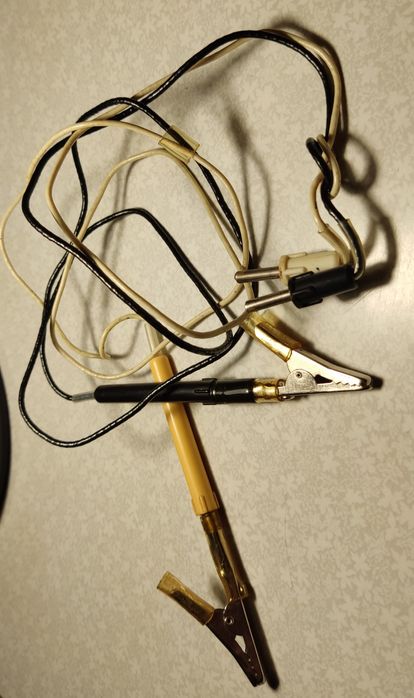 Мультиметр UNI-T M830B и  набор проводов с зажимами «крокодил» к нему