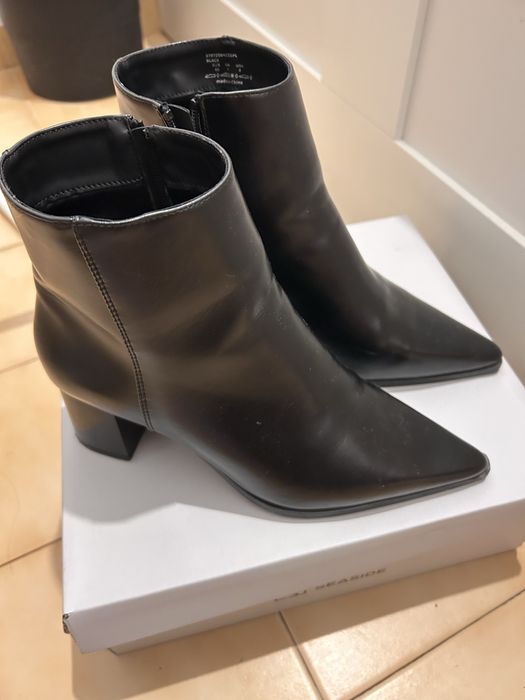 Bota de cano curto preta bico fino tam 40
