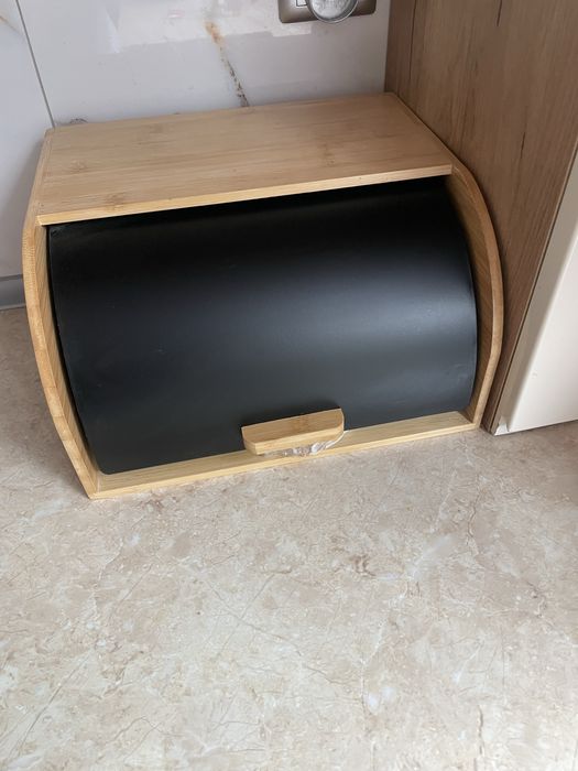 Chlebak  nieduży.Wymiary to 30(szerokosc),26 cm glebokosc i 17,5 cm wysokosc . Nie wysylam .