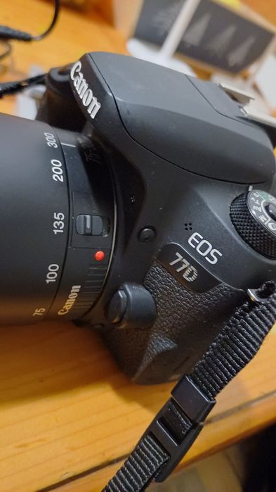 Canon  EOS 77D com vários acessórios