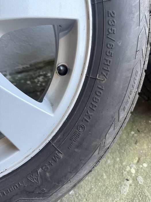 Felgi z nowymi oponami zimowymi volvo malowane proszkowo