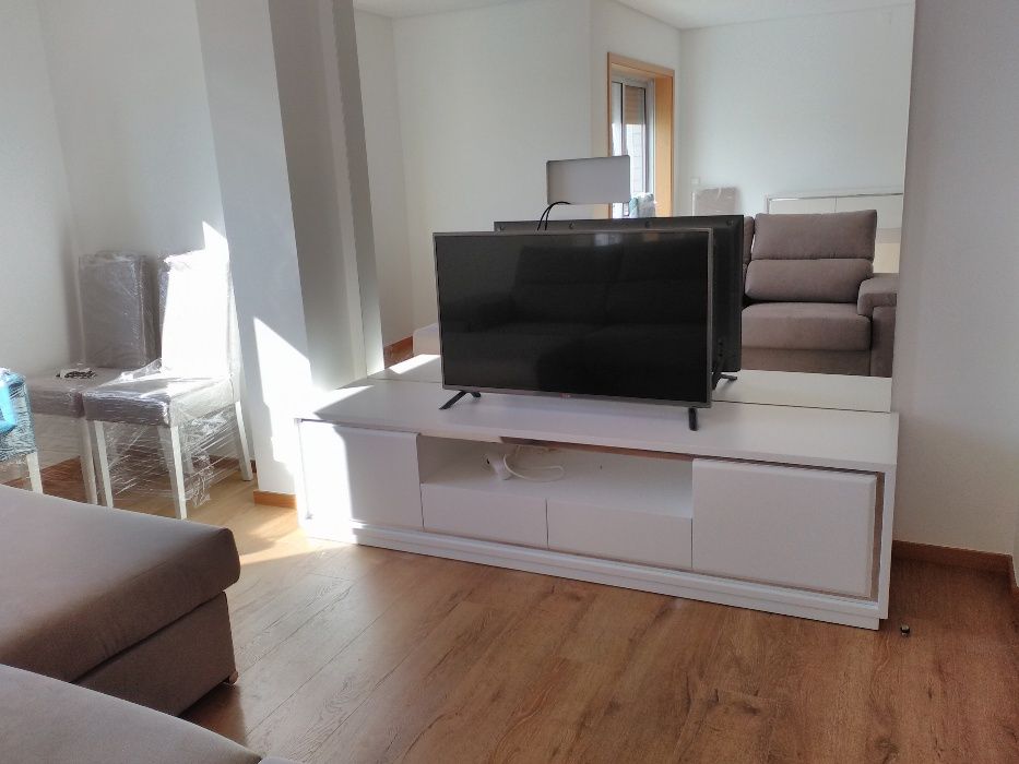 Movel TV em Nogueira com inox dourado Fabricantes