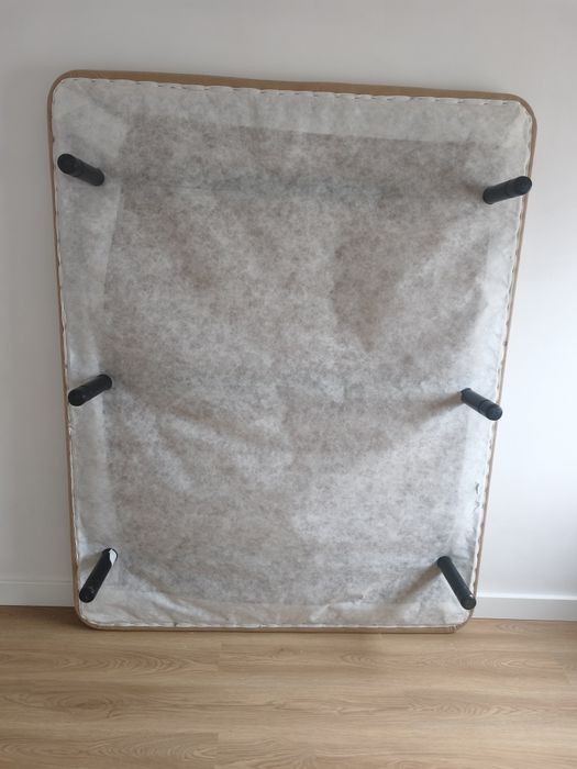 Estrado de cama forrado com pés em aço