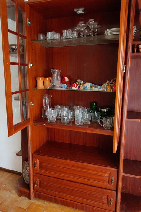 Móvel de sala em madeira com vitrine – ótimo estado