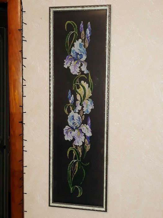 Картина художня вишивка,квіти півники під рамкою