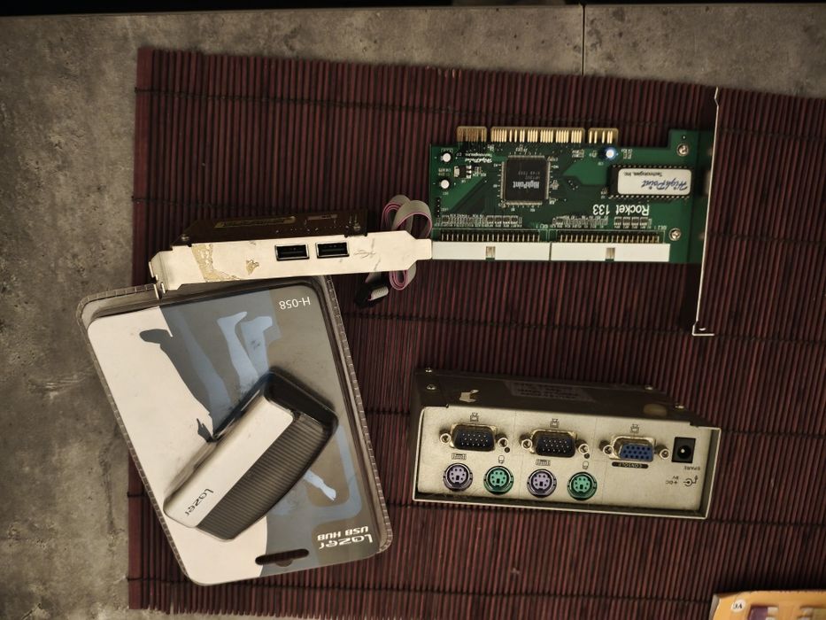 Material informático KVM , hub USB..