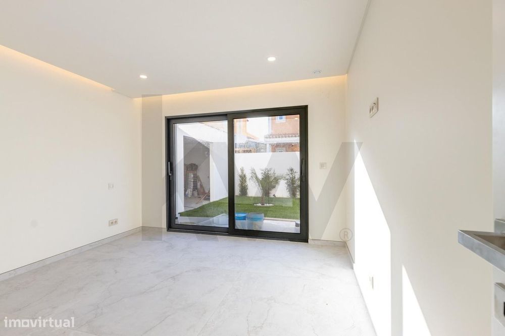 Moradia 4 suites, piscina aquecida e jardim para venda em Cascais