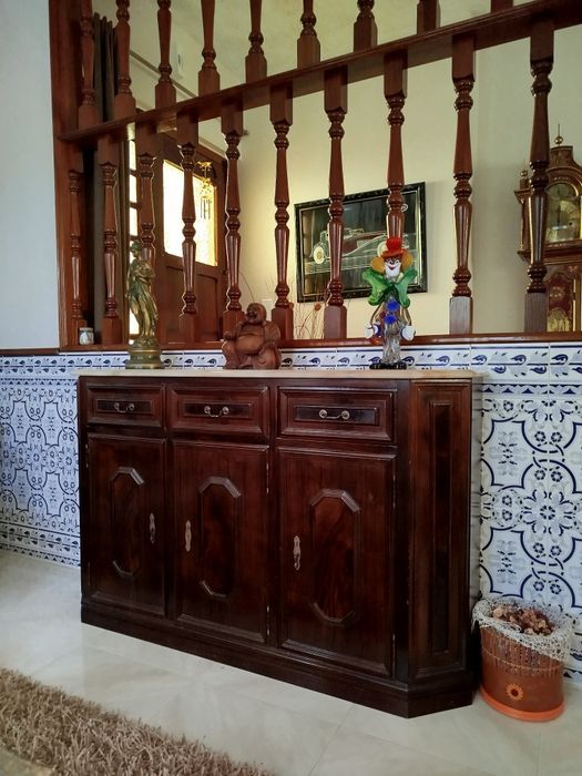 Duas Cómodas, cadeirão, tapete, mesinha