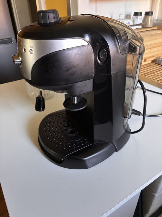 Ekspres kolbowy DeLonghi EC221.B