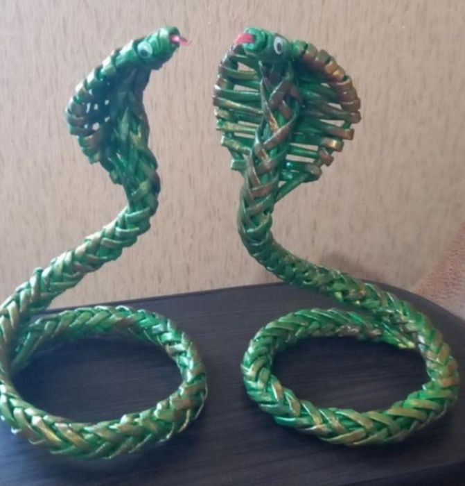 Фігурка змії з паперової лози