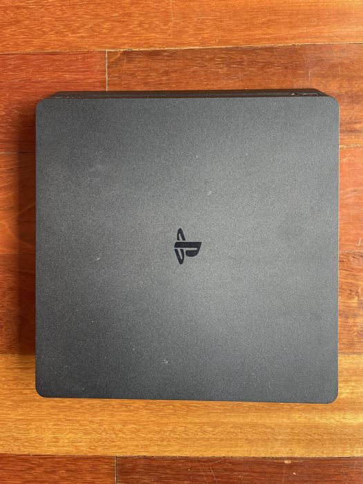 PS4 1 TB + 2 Comandos + 16 Jogos – Excelente Estado