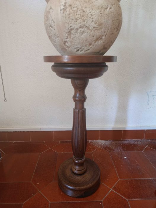 Coluna de madeira para vaso