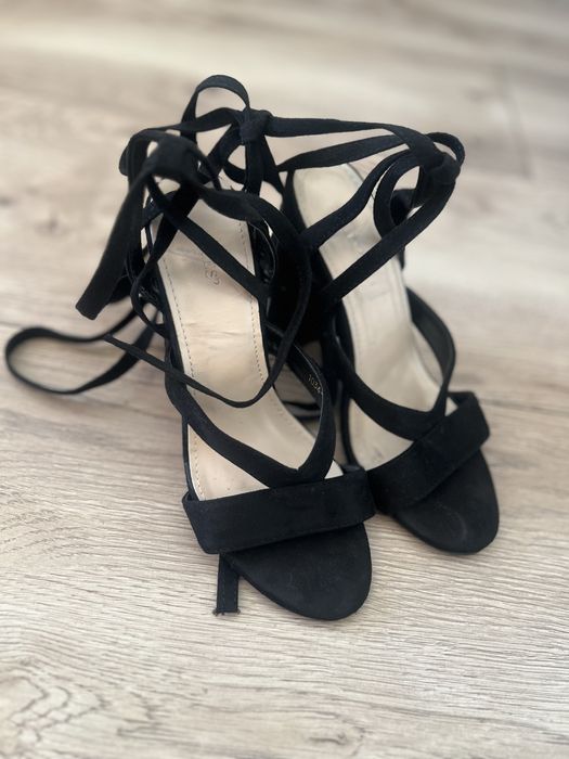 Sandały na obcasie czarne zamsz wiązane Vices 36