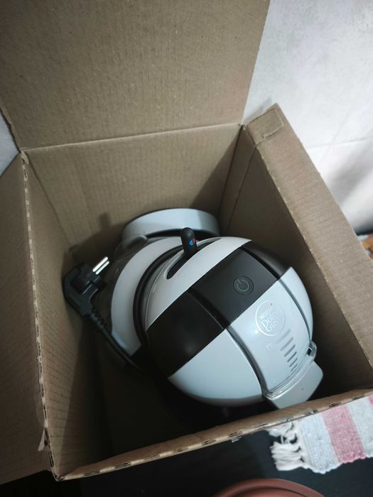 Vendo máquina Dolce Gusto + depósito de cápsulas