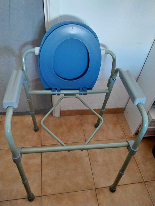 Cadeira Sanitária Bacio Dobrável + Cueca Fralda Incontinência