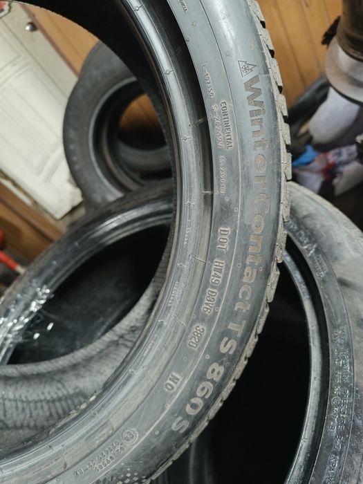 275/40 R21 , 305/35 R21 Continental.