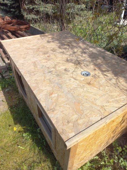 Duża buda dla psa lub kota lub razem.