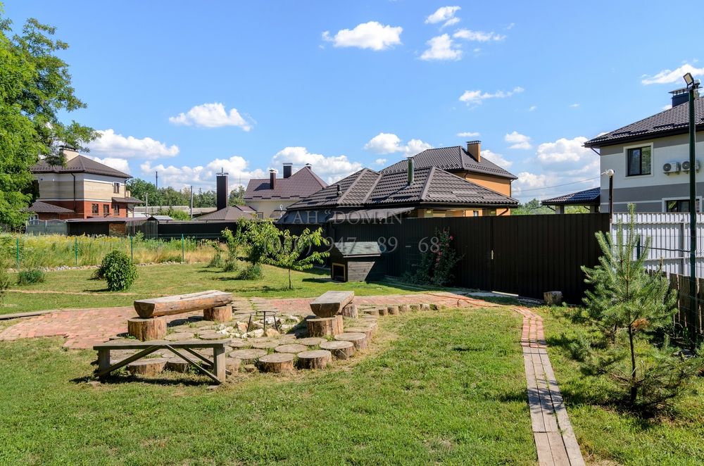 Сучасний будинок біля річки