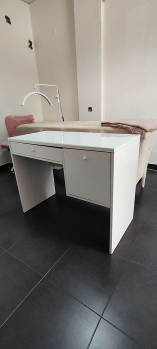 Mesa com pouco tempo de uso *