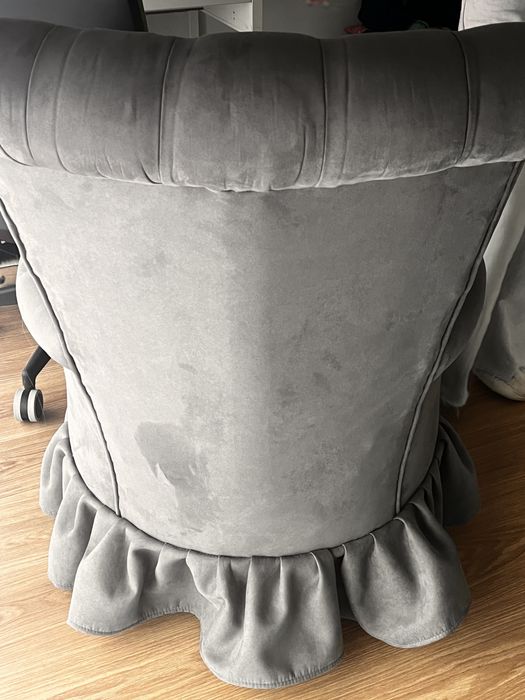 Cadeirão cinzento em veludo – elegante e confortável