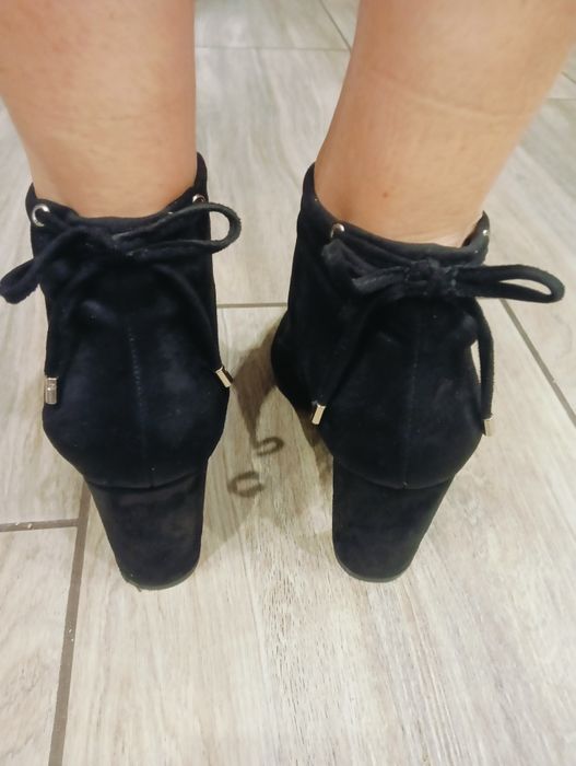 Buty zamszowe na obcasie