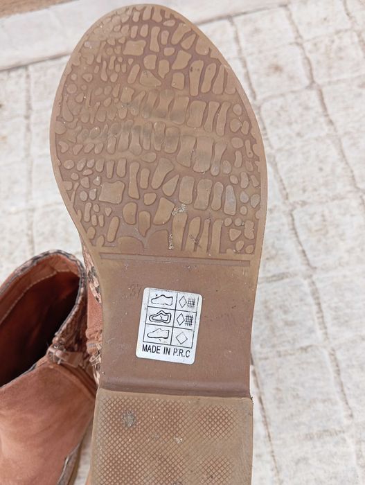 Botas rasas castanhas com padrão