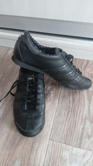 Кросівки шкіряні адідас.