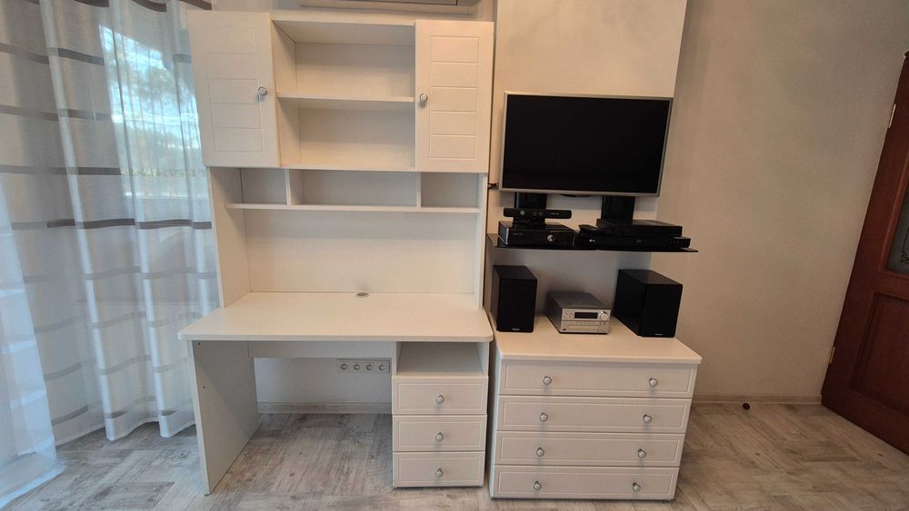 Białe meble młodzieżowe - biurko z nadstawką i niska komoda