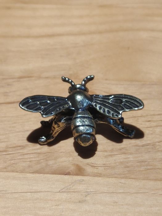Figurka z mosiądzu Pszczoła wysokość 2,5 cm