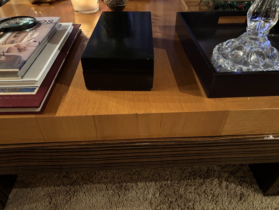 Mesa de centro em madeira de ébano e carvalho.