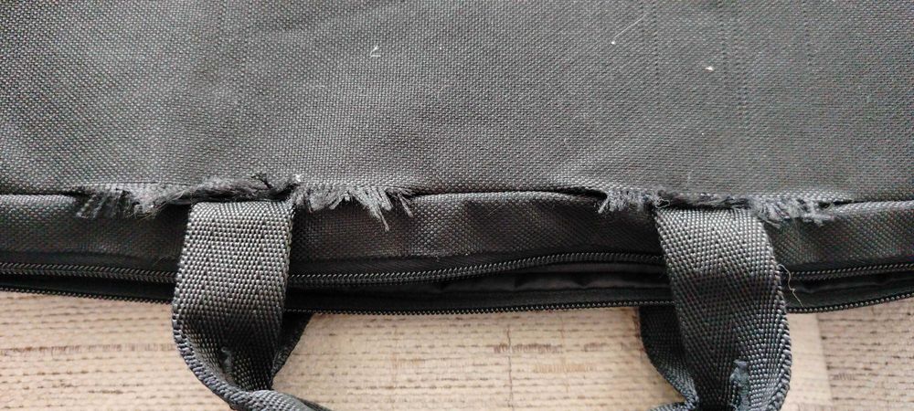 Czarna torba na laptopa