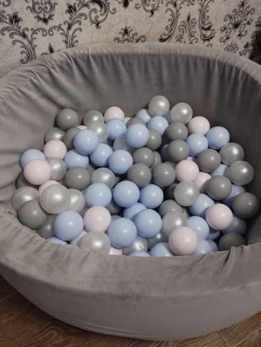 Сухий басейн з кульками