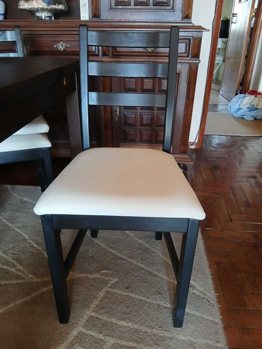 Conjunto de mesa e cadeiras