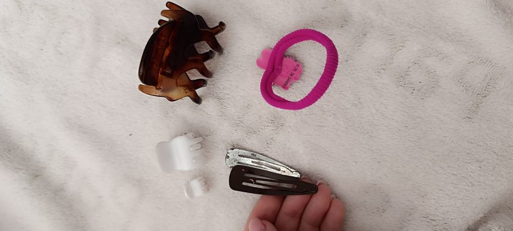 Vários acessórios de cabelo usados