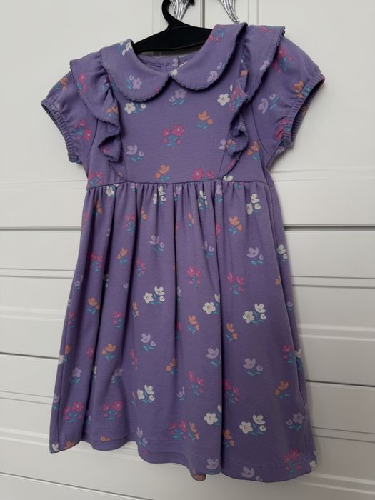 Сукня красивого фіолетового кольору з квітами