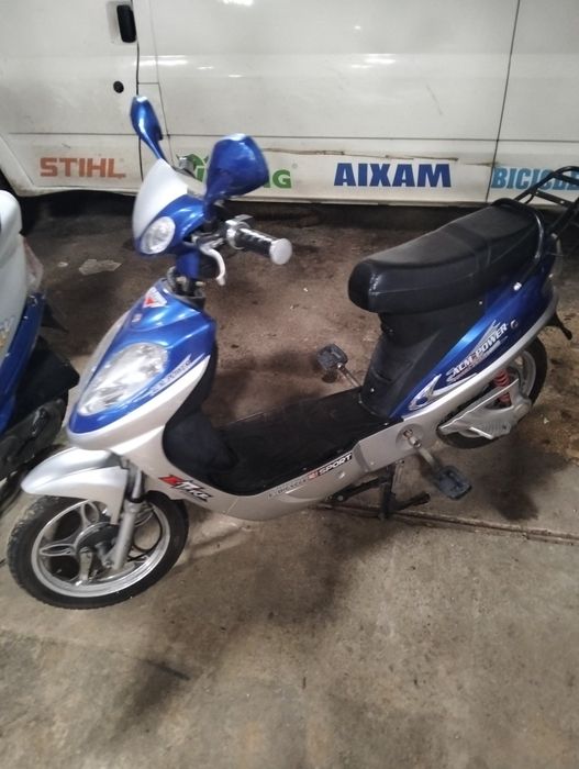 Scooter elétrica e a gasolina