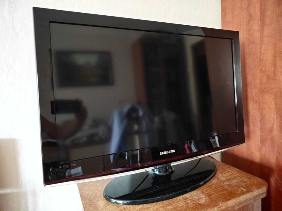 Продаю телевізор Samsung LE32C450E1W LCD + Медіаплеєр Google Chromecast2