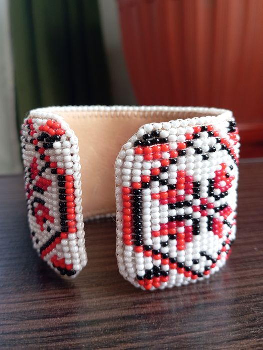 Браслет з бісеру в стилі вишиванки