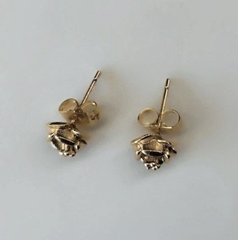 Par de brincos em metal dourado, novos.