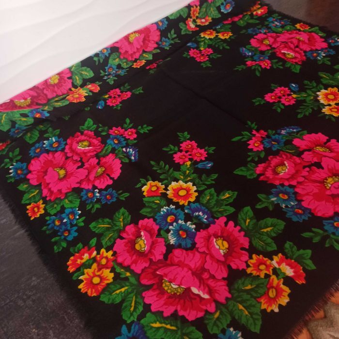 Хустки шерстяні , напівшерстяні нові