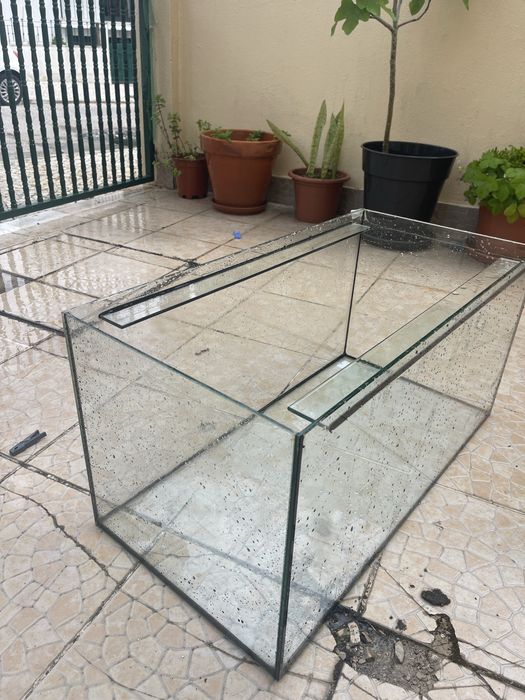 Aquário de 100L, com filtro e luz