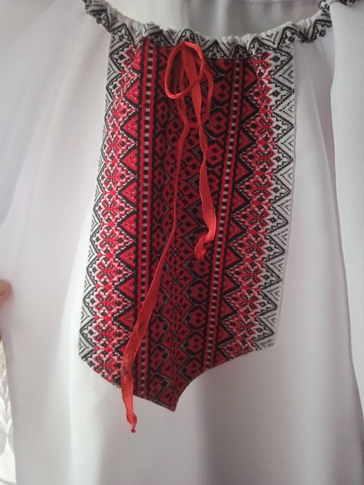 Вишитий костюм для дівчинки