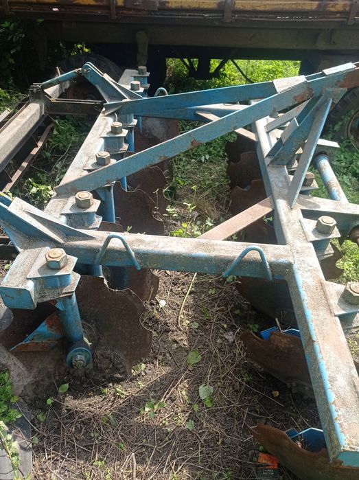 Продам МТЗ 80, дискову борону, культиватор, плуг, два причіпа, оприскувач