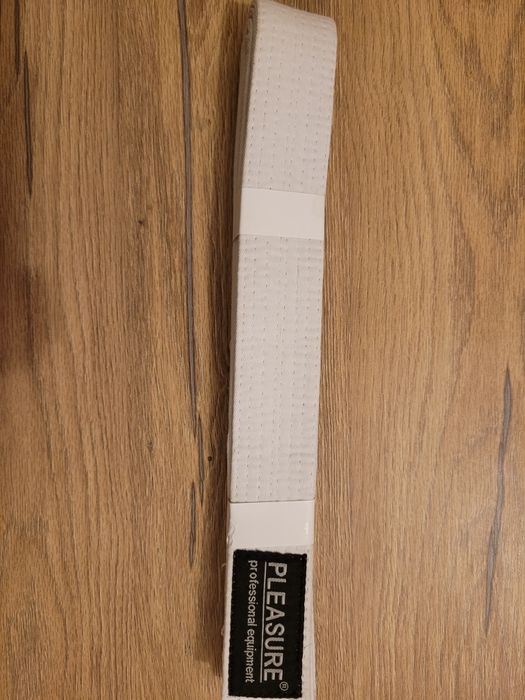 Pas do kimona karate. Nowy