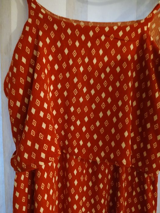 Sukienka na ramiączkach midi