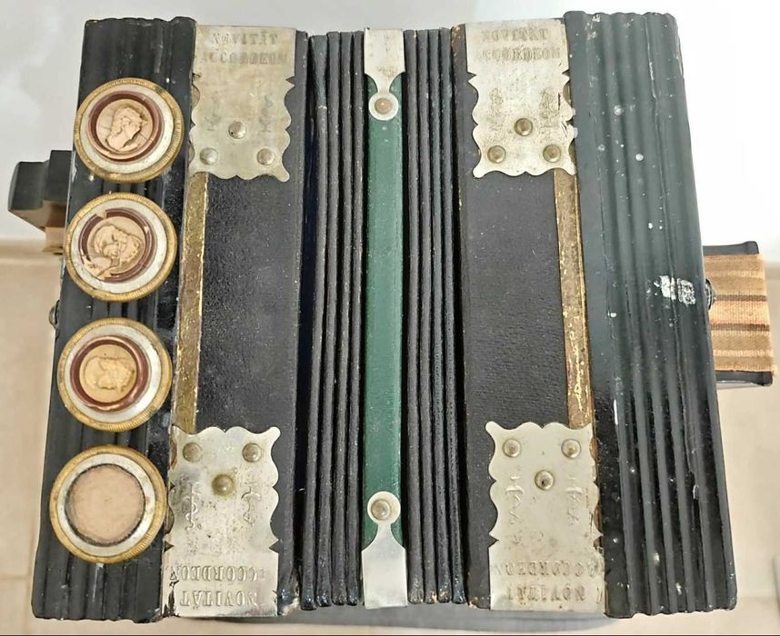 Acordeão antigo “Novität Accordeon” para restauro / decoração