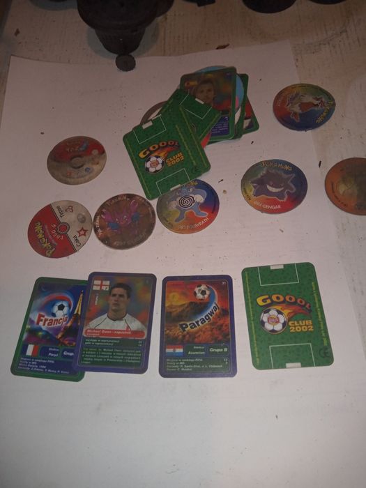 Karty z piłkarzami i pokemony