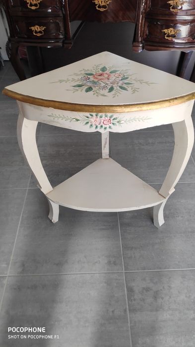 Mesa de canto em madeira pintada
