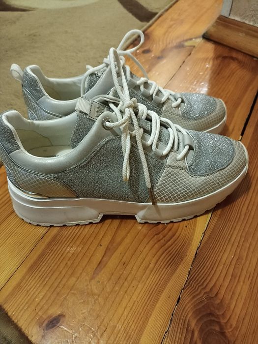 Кросівки . Гарної якості. Гарно виглядають. Стильне взуття.