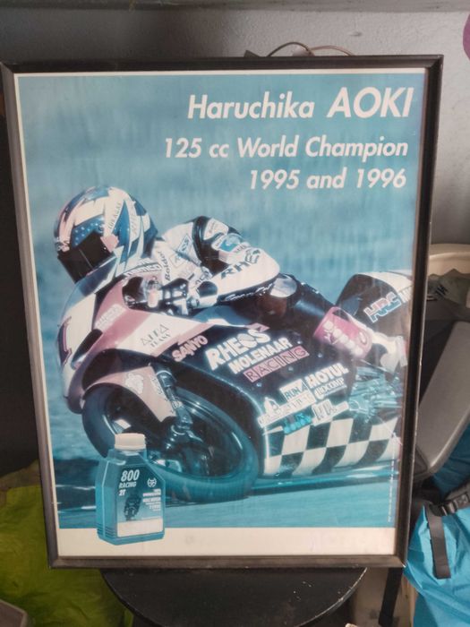 stary plakat motocyklowy w ramie haruchika aoki 1996